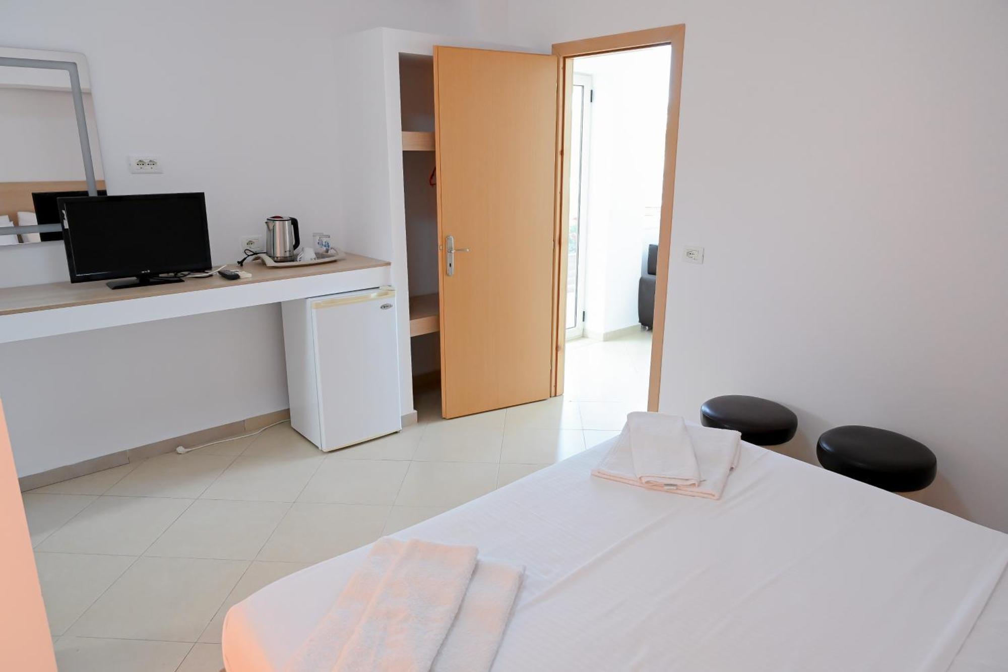 Hotel Kriti Max , Shengjin Shëngjin Exteriör bild