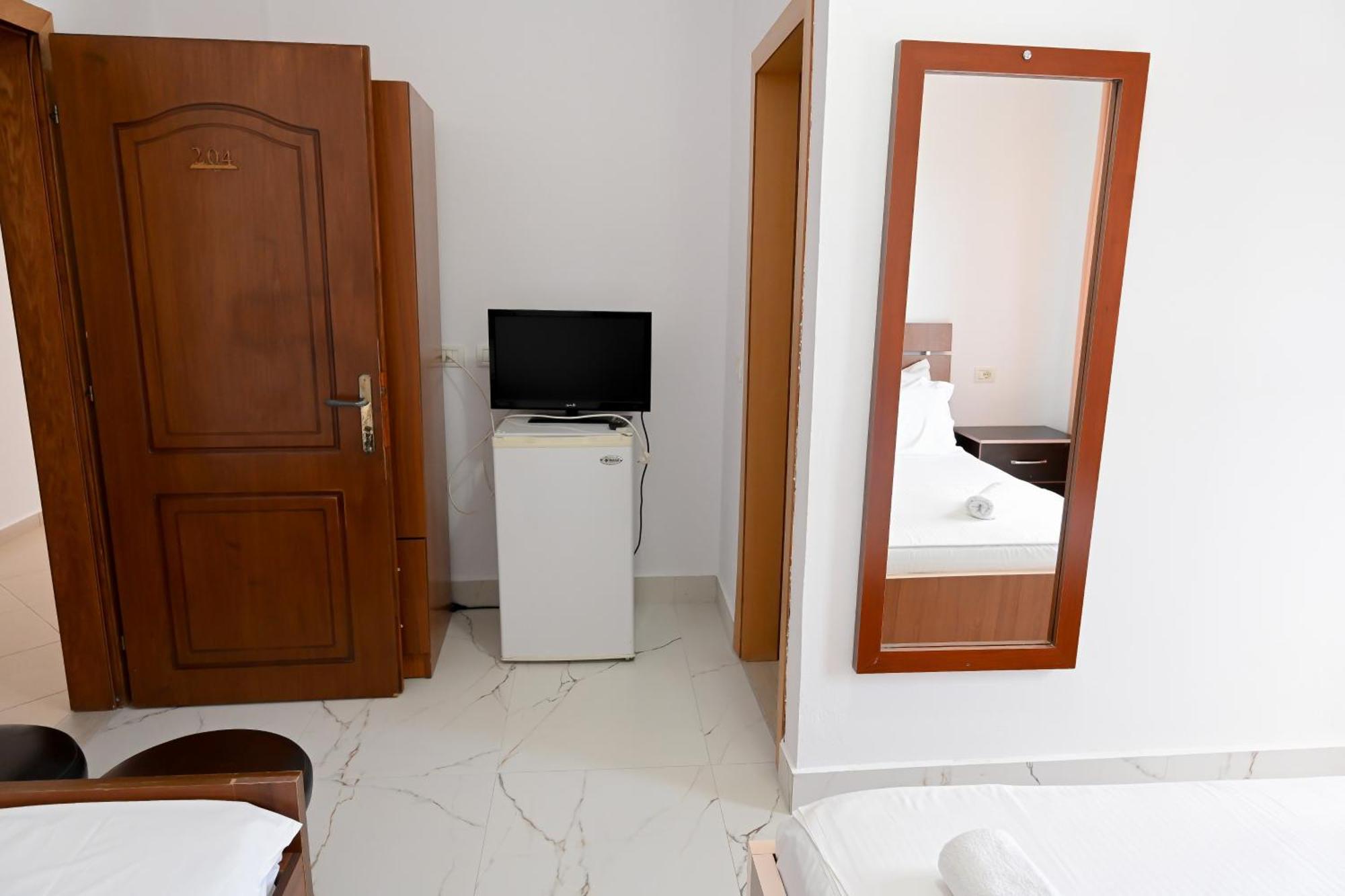 Hotel Kriti Max , Shengjin Shëngjin Exteriör bild