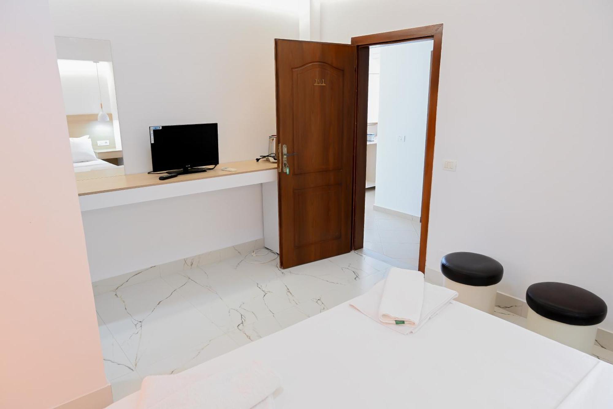 Hotel Kriti Max , Shengjin Shëngjin Exteriör bild