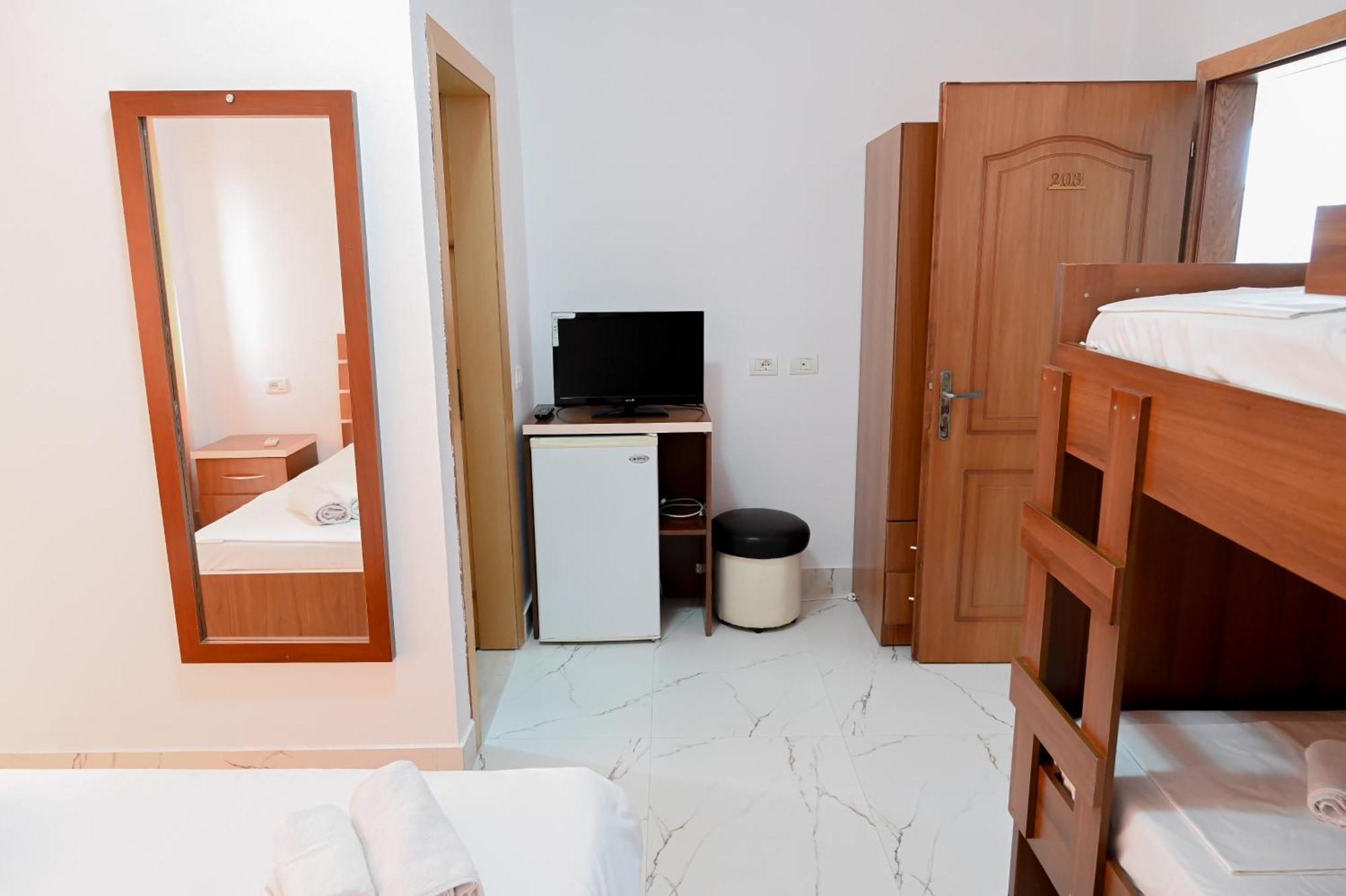 Hotel Kriti Max , Shengjin Shëngjin Exteriör bild